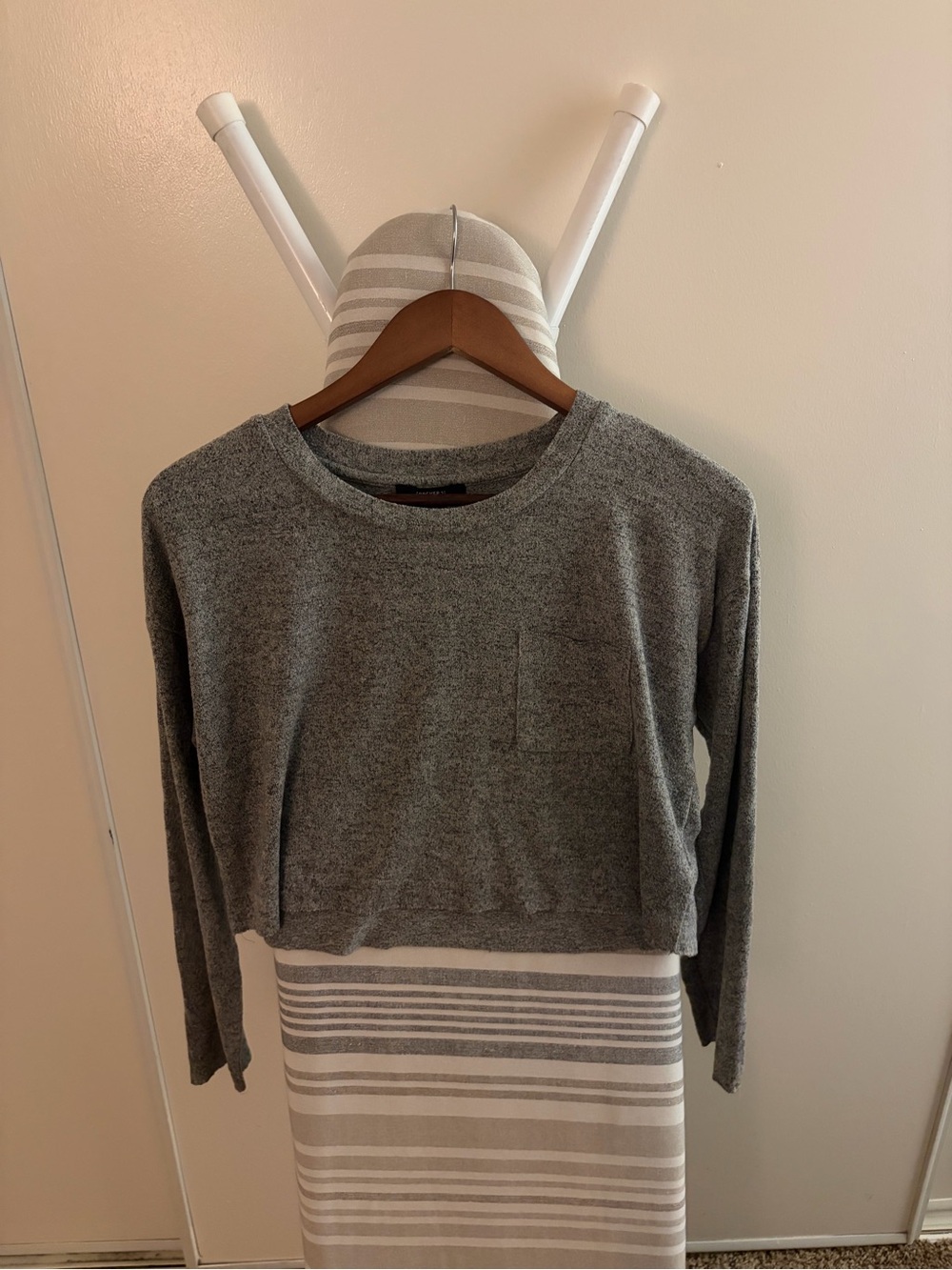 Forever 21 Gray Cropped Crewneck Sweater